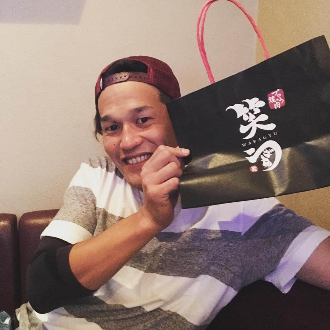 大西宏明のインスタグラム：「ともニャーーン‼️‼️ ヤクルトスワローズ坂口智隆✨✨プロ野球界で1番の仲良し(^○^) #坂口智隆 #ヤクルトスワローズ #近鉄バファローズ #同期入団 #いつも一緒 #仲良し #オリックスバファローズ #笑ぎゅう #カツサンド」