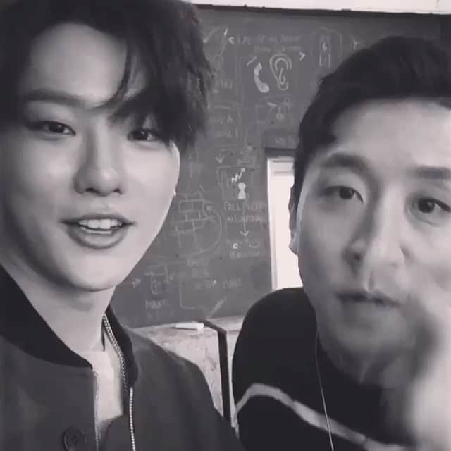 UNIQ（ユニーク）のインスタグラム：「#Repost @bntstarg with @repostapp ・・・ 세계적으로 뻗어나가는 독보적인 그룹 '아지아틱스'의 괴물 래퍼 플로우식, 떠오르는 아시아의 라이징스타 유니크의 '승연'. .  어울리지 않을 것 같은 두 래퍼가 '쇼미더머니' 1대1 배틀에서 만난 인연으로 컬래버레이션 앨범을 만들고 bnt와 함께 패션화보로 다시금 뭉쳤습니다🤘🏻 . 다양한 컨셉을 능수능란하게 소화해내며 그들만의 스웨그를 유감 없이 발휘한 플로우식과 승연! . 그들이 함께한 컬래버레이션 음원 'RECIPE'는 7월29일 정오에, bnt X 플로우식 X 승연의 패션 화보는 8월5일 금요일에 bnt 홈페이지를 통해 공개 됩니다.  turn up!🙌🎤 . #bnt #bnt화보 #bntworld #아지아틱스 #래퍼 #플로우식 #유니크 #승연 #조승연 #컬래버레이션 #레시피 #쇼미더머니 #힙합 #Aziatix #rapper #Flowsik #EddieShin #NickyLee #UNIQ #Seungyoun #Luizy #RECIPE @jayflowsik @luizy_unisy」