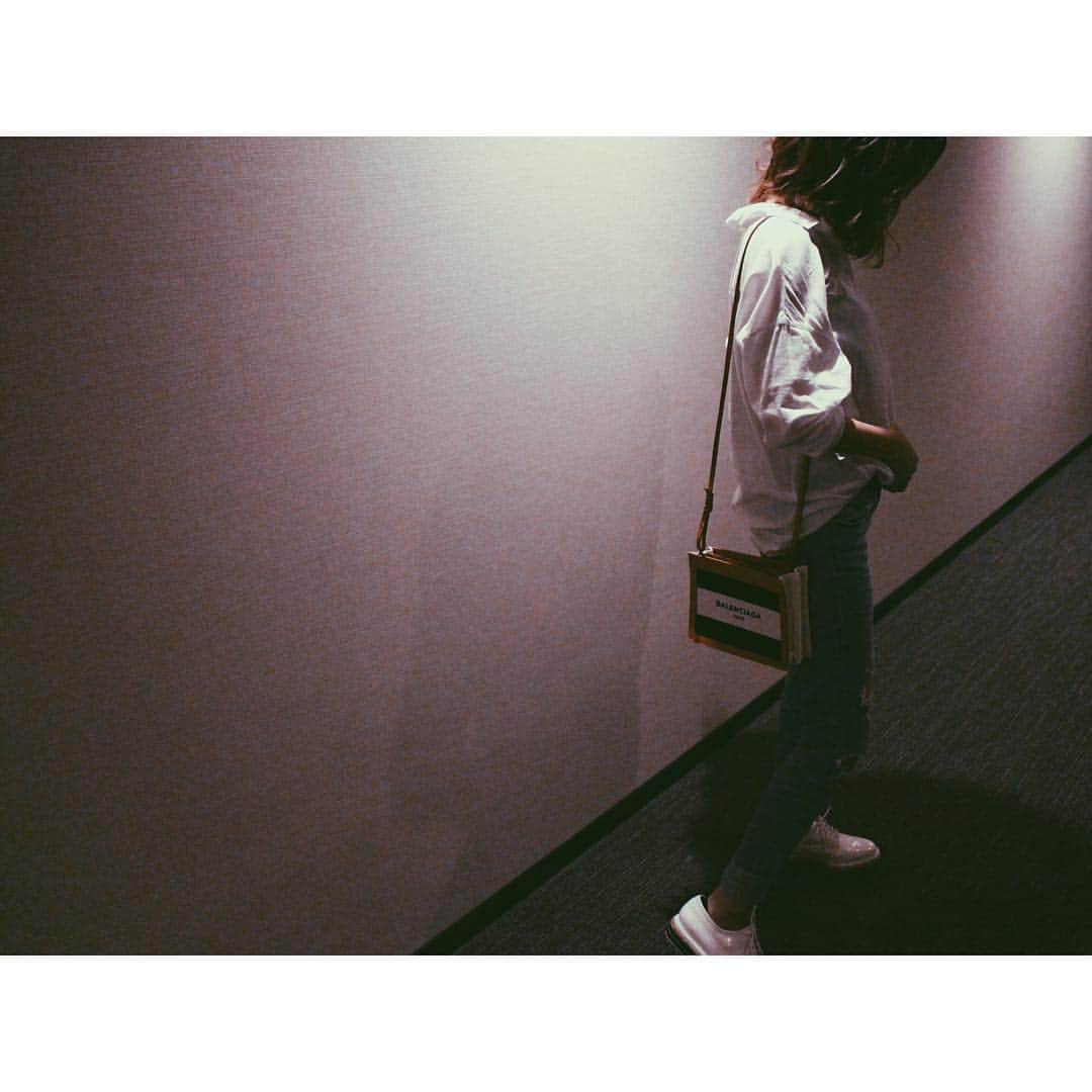 Lune Selectのインスタグラム：「. バレンシアガのバック😉💓 . 襟ぬきシャツとぺたんこ👟でらくちん🙋🏼✨✨ . #LuneSelect#セレクトショップ #メルカリ#トップ画面から飛べます#ファッション#コーデ #ootd #fashion #アパレル#服#ネットショップ#ネットショッピング#通販#買い物#2016ss#バレンシアガ#balenciaga」