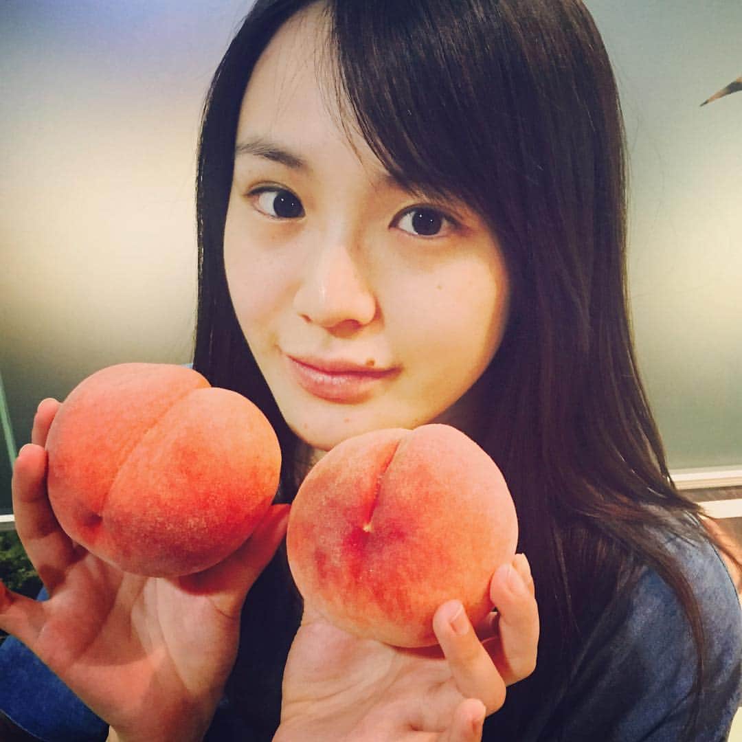 藤原令子さんのインスタグラム写真 - (藤原令子Instagram)「今日髪の毛切ってさっぱり。 事務所に行ったら美味しそうな桃を頂きました。」7月28日 20時23分 - reiko_fujiwara_official