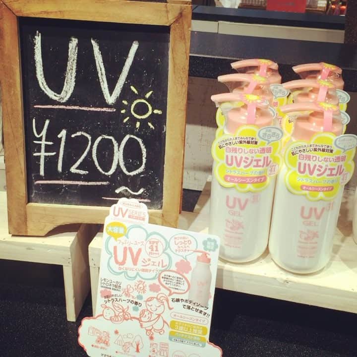のインスタグラム：「UV商品売れてます🌞 、 ママラボ  UVジェル 280g ¥1400+税 SPF41  PA+++ シトラスハーブの香り 、 スッと伸びて白残りしない👍 ジェルだからベタベタせず、 しっとり感も続きます🌿 、 3歳のお子様から使える😊 家族みんなで使えますね😆 ポンプなのも珍しく、 手が汚れないからとっても便利です💪 せっけんで落とせます👍 、 当店人気ナンバーワンの商品🌟 、 レモンユーカリシトロネラ配合で、 虫よけもしていただけます🌴 アウトドアやお出かけにもバッチリです🤗 、 無着色、パラベン・タール系色素フリーで 敏感肌にも👐 、 テスターご用意しております🙈 秋までの紫外線ケアにいかがでしょうか？ 、 WHOLEMARCUS各店で お待ちしております🏃🏽💕 、 、 #WHOLEMARCUS #梅田#ルクアイーレ#lucua1100 #横浜#ジョイナス #UV#日焼け止め#紫外線#虫よけ #キッズ#UVジェル#サラサラ#しっとり #アウトドア#おでかけ#秋」