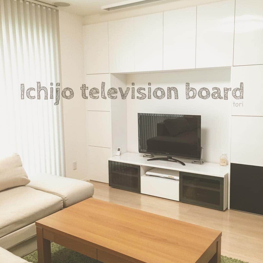 toriismartさんのインスタグラム写真 - (toriismartInstagram)「一条工務店オリジナルのテレビボード（オプション）です(･∀･) 真っ白の鏡面仕上げ✨ 収納力抜群ですし、造り付けなので地震の時も安心です😃 ． 一番上の棚は高すぎてほとんど使ってませんが😄💦 ． 右下の黒いとこは、ホームシアターのサブウーファーが入ってます。 ． #テレビボードの大きさに対してテレビが小さい #37インチ  #65インチまでいけるらしいです #一条工務店 #アイスマート #ismart #テレビボード #tvボード #テレビ #マイホーム #リビング #サブウーファー #サブウーハー」8月12日 8時55分 - toriismart