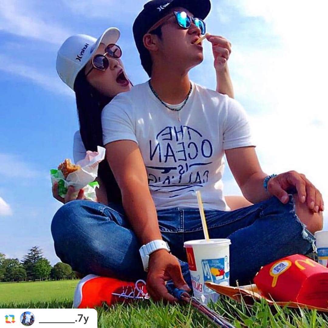 日本マクドナルド公式アカウントです。のインスタグラム：「👫❤️ #repost @_______.7y  月曜から遠征で野球漬け😪⚡️⚡️ あと2日頑張ったらオフやけん 遠征組がんばろー😍🌴🌴🌴 . #baseball #mcdonalds #ronherman #rhc #rh #bayflow  #summer #rayban #azul #nike #sea #lifestyle #野球 #マクドナルド #ロンハーマン #ベイフロー #夏 #レイバン #アズール #ナイキ #海 #ライフスタイル」