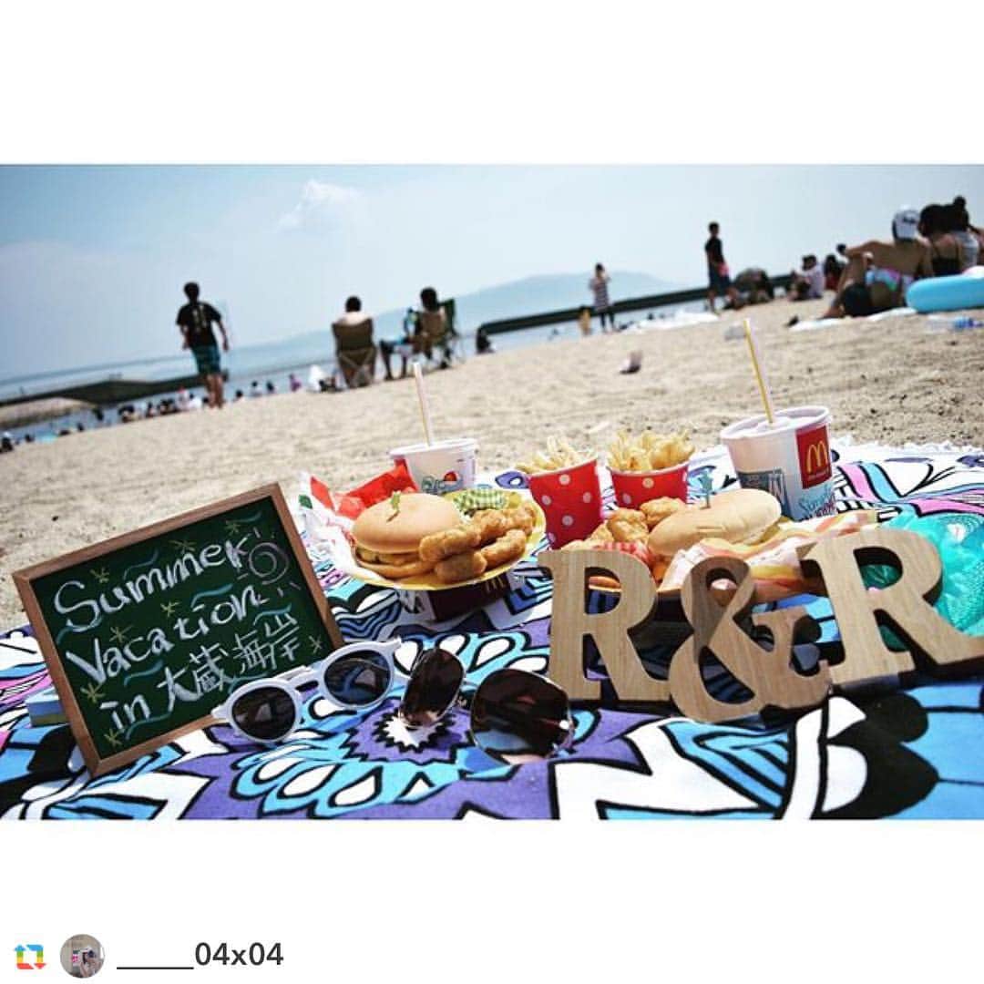 日本マクドナルド公式アカウントです。のインスタグラム：「🍔🍟🏄🏽🏖 #repost @_____04x04 #夏休み満喫してます.｡oO  #summer #vacation #夏休み #sea #海 #大蔵海岸 #海ピク #オシャピク #マクドナルド #マクド #ダブルチーズバーガー #コカコーラ #ナゲット #5ピース #ランチ #ラウンドビーチタオル #一眼レフ #Nikon #D3300 #instagood #mcdonalds」