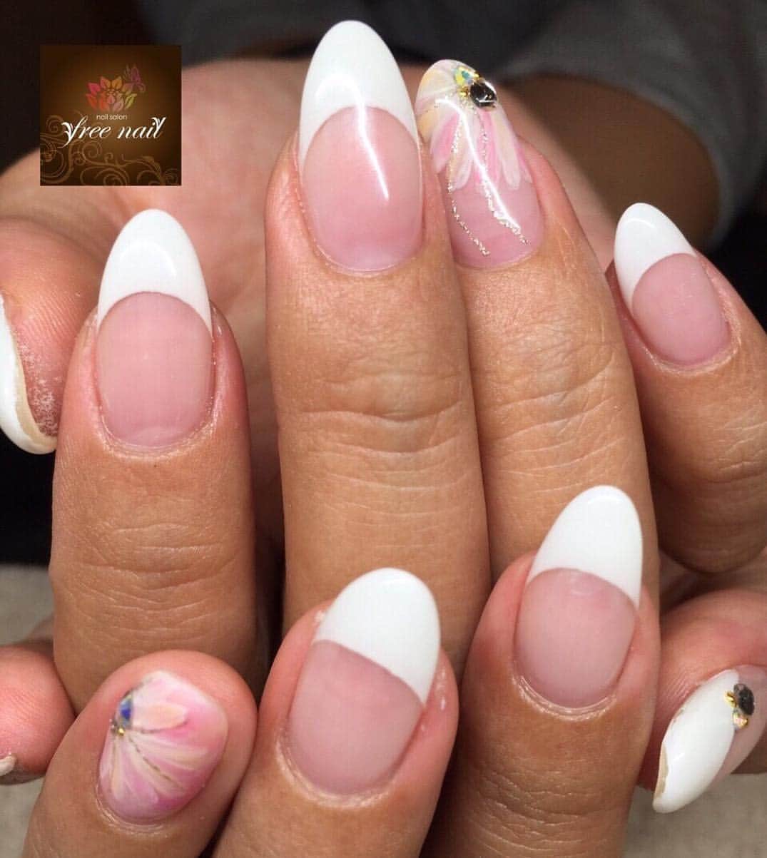 free nail フリーネイルのインスタグラム：「お客様ネイル * シンプルなフレンチネイルに ポイントでお花🌸💓 * #フリーネイル#ネイル#ネイルサロン#サロン#ネイルジェル#ジェルネイル#ネイルデザイン#美甲#指甲#大阪ネイル#nail#nails#nailart#nailfashion#nailsofinstagram#instanail#💅#フレンチネイル#大人ネイル#オフィルネイル#シンプルネイル」