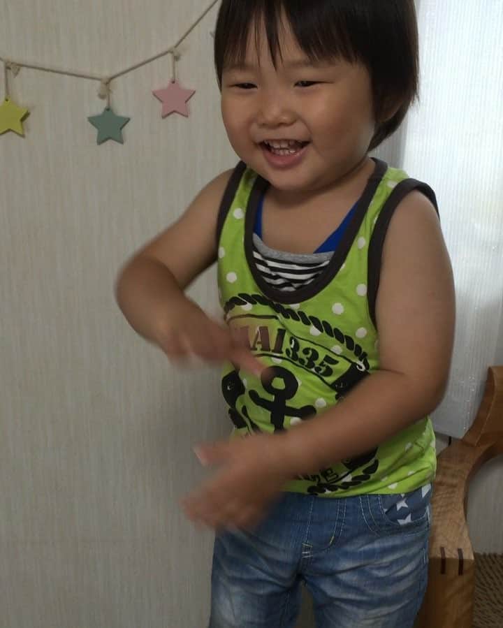 のインスタグラム：「* 歌ってます😆 * 動物戦隊ジュウオウジャーのオープニング曲 イーグル！シャーク！ライオン！ エレファント！タイガー！本能覚醒〜！ のところを、気合を入れて 歌っております！笑 * おもしろい✨ * * #follow #kids #instakids #TagsForLikes #children #childrenphoto #love #cute #adorable #instagood #young #sweet #like #little #fun #photooftheday #family #baby #instababy #play #happy #smile #instacute #ファインダー越しの私の世界 #幸せ #かわいい #子供 #親バカ部 #親バカ」