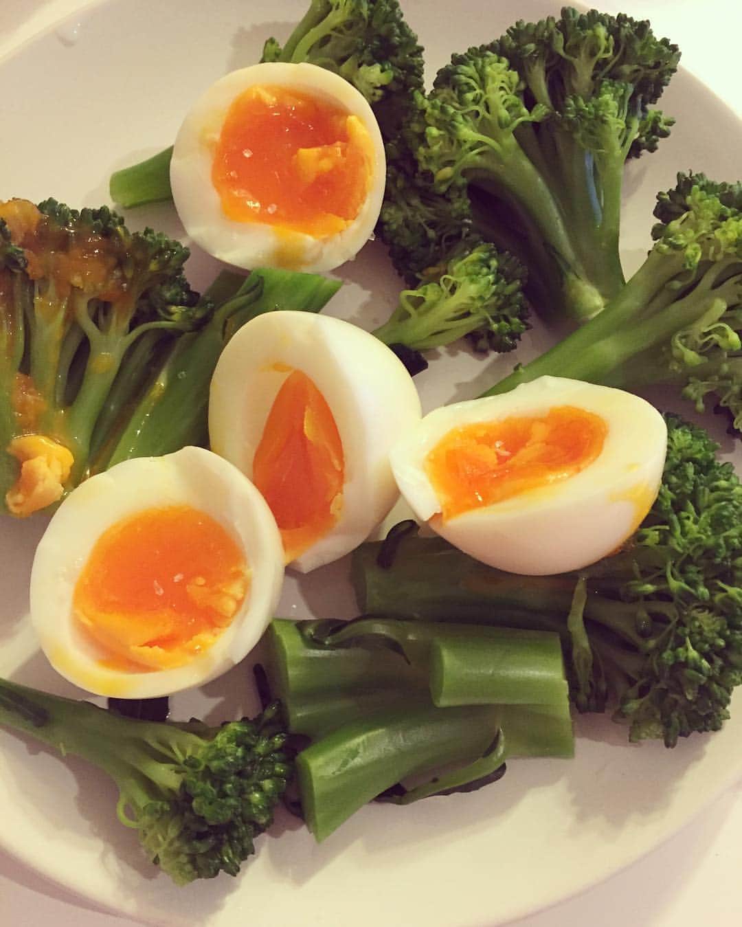 伊沢千夏のインスタグラム：「いつかの朝食〜✧︎◝︎(*´꒳`*)◜︎✧︎˖ ゆで卵がいい感じに。。⑅︎◡̈︎* #マヨネーズなかった… #マヨネーズあったら最高！ #えごま油で #亜麻仁油も気になりますなぁ」