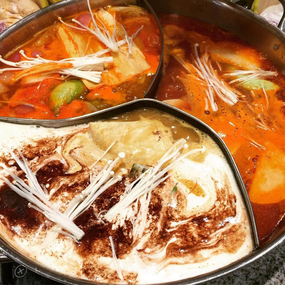 栗田あづみさんのインスタグラム写真 - (栗田あづみInstagram)「Fun girls' hot pot night♪ #HipTravel #HongKong #WanChai #Chinese #GNO #HotPot #FoodPorn #YumYum #BeyondFull #TomYum #Kimchi #OXTail #Fun」7月29日 15時34分 - luxtination