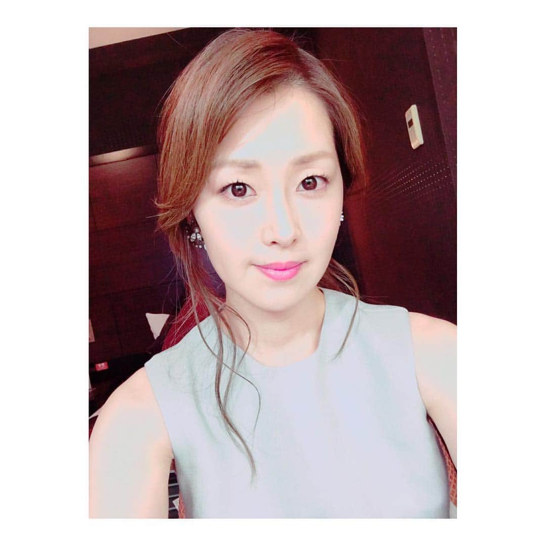 笛木優子のインスタグラム：「暑いですね💧💧 今晩、19:57よりフジテレビ ダウンタウンなう 本音でハシゴ酒に出演します🙈 お手柔らかに。。。笑」
