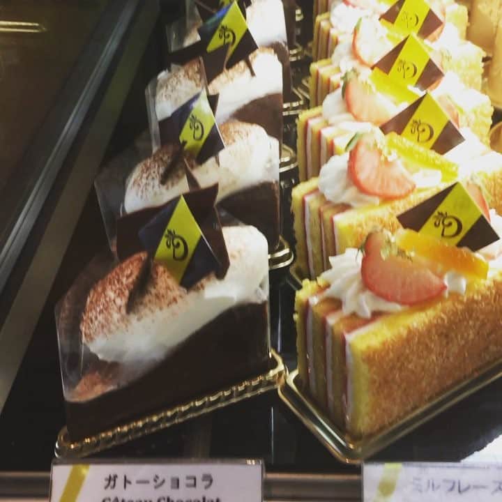 eguchikazuakiのインスタグラム：「おはようございます😄 今日もケーキはばっちり、みなさまお待ちしております‼︎しかしながら赤坂猛暑です、水分とってください熱中症注意ですよ〜  #delimmo #デリーモ #オープン#楽しい #ケーキ#カフェ #カフェ部 #スイーツ#パンケーキ#スフレパンケーキ#新作#暑い#猛暑#水分補給#パフェ」