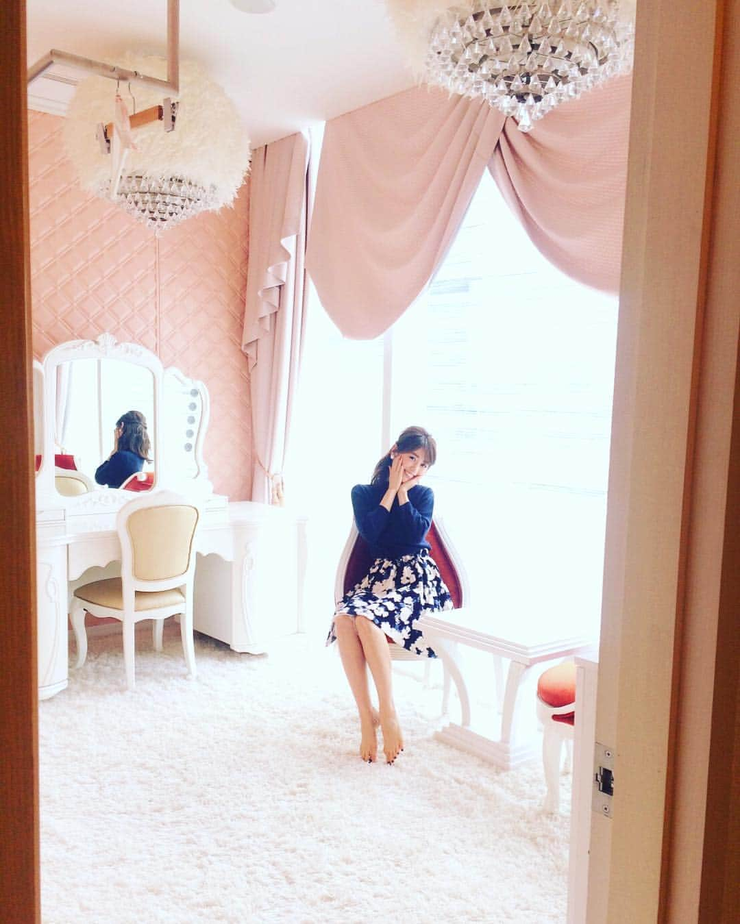 泉里香さんのインスタグラム写真 - (泉里香Instagram)「わたしのお部屋へよーこそ💕 #るん♪ #私の部屋 #ウソ #実際の私の部屋とは程遠い。 #メルヘン 👸💕」7月29日 12時16分 - rika_izumi_