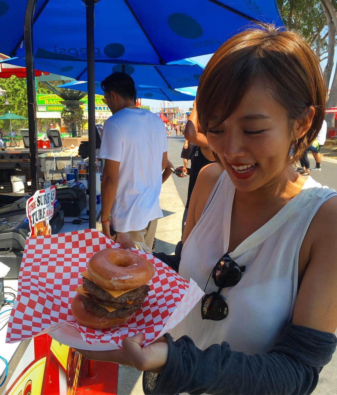 夏菜さんのインスタグラム写真 - (夏菜Instagram)「クリスピークリームドーナツバーガー😂😂❤️🍔🍩 ドーナツ2つにパティが3枚挟まれております👯 やーばーーい🐷🐷🐷 さすがU.S.笑 #クリスピークリームドーナツ#ハンバーガー#おでぶ#まさかの組み合わせ#美味しかったよ笑」7月30日 11時06分 - natsuna_official