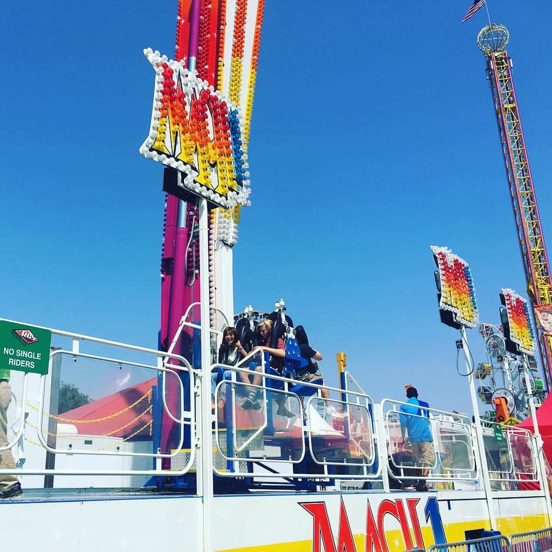 夏菜さんのインスタグラム写真 - (夏菜Instagram)「ブロンドイケメンくんのとなりに座って絶叫マシーン。 #移動遊園地#ocfair2016」7月30日 12時56分 - natsuna_official