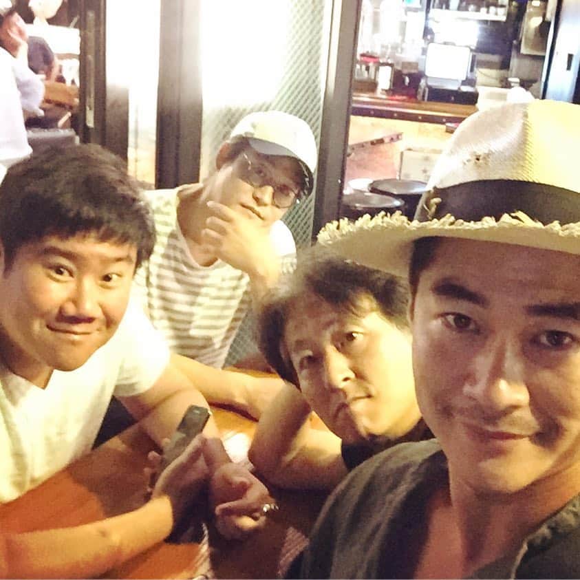 ペ・ジョンナムさんのインスタグラム写真 - (ペ・ジョンナムInstagram)「☀️☀️☀️하루종일 뙤약볕에 촬영하구 시원하이 맥주한잔!!😄🍻🍺 행님들 수고했습니데이~~👍👏👏👏」7月31日 0時08分 - jungnam_bae