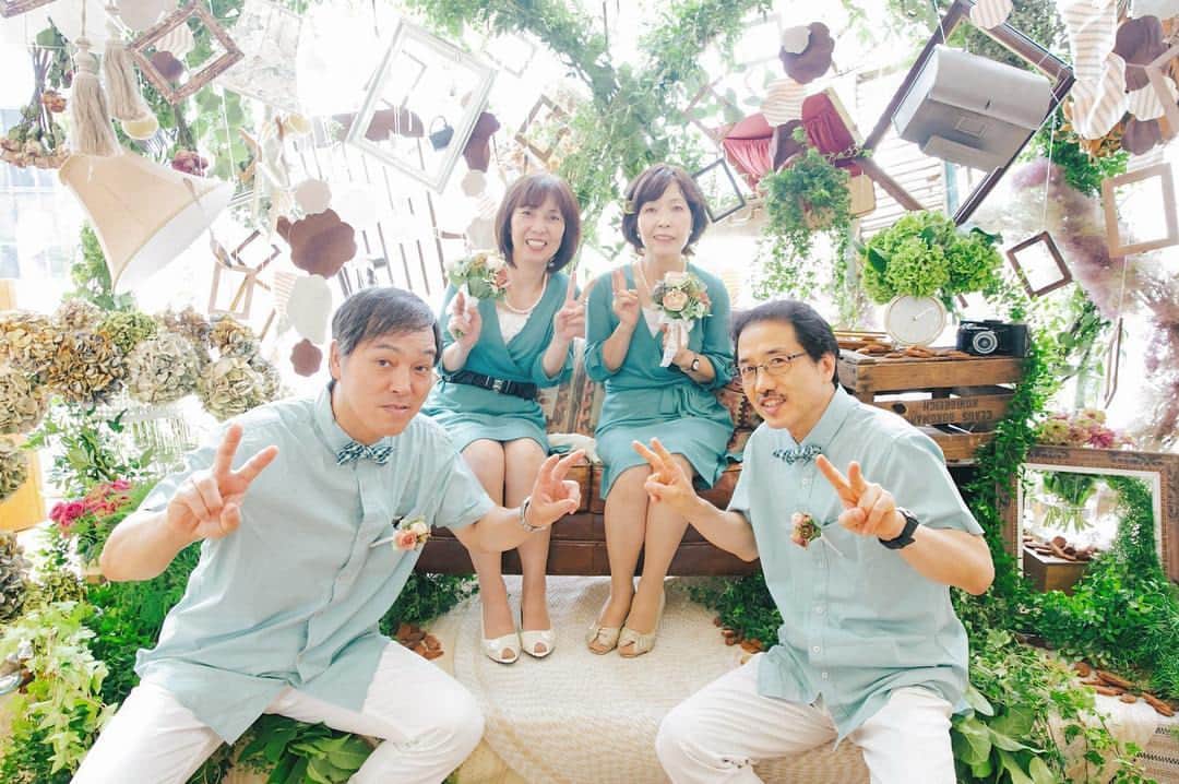 touch_weddingramのインスタグラム：「両家の両親@高砂 . 新郎新婦より先に座って（笑）披露宴をやってない両親にと座ってもらいたくてカメラマンさんに事前にお願いしてました♥︎ . #weddingtbt #両親がブライズメイドとアッシャー  #オリジナルウエディング #カジュアルウエディング #ナチュラルウエディング #会場装飾 #結婚式 #結婚 #ウエディングレポ #結婚式レポ #結婚式小物 #結婚式準備 #卒花 #結婚式会場」