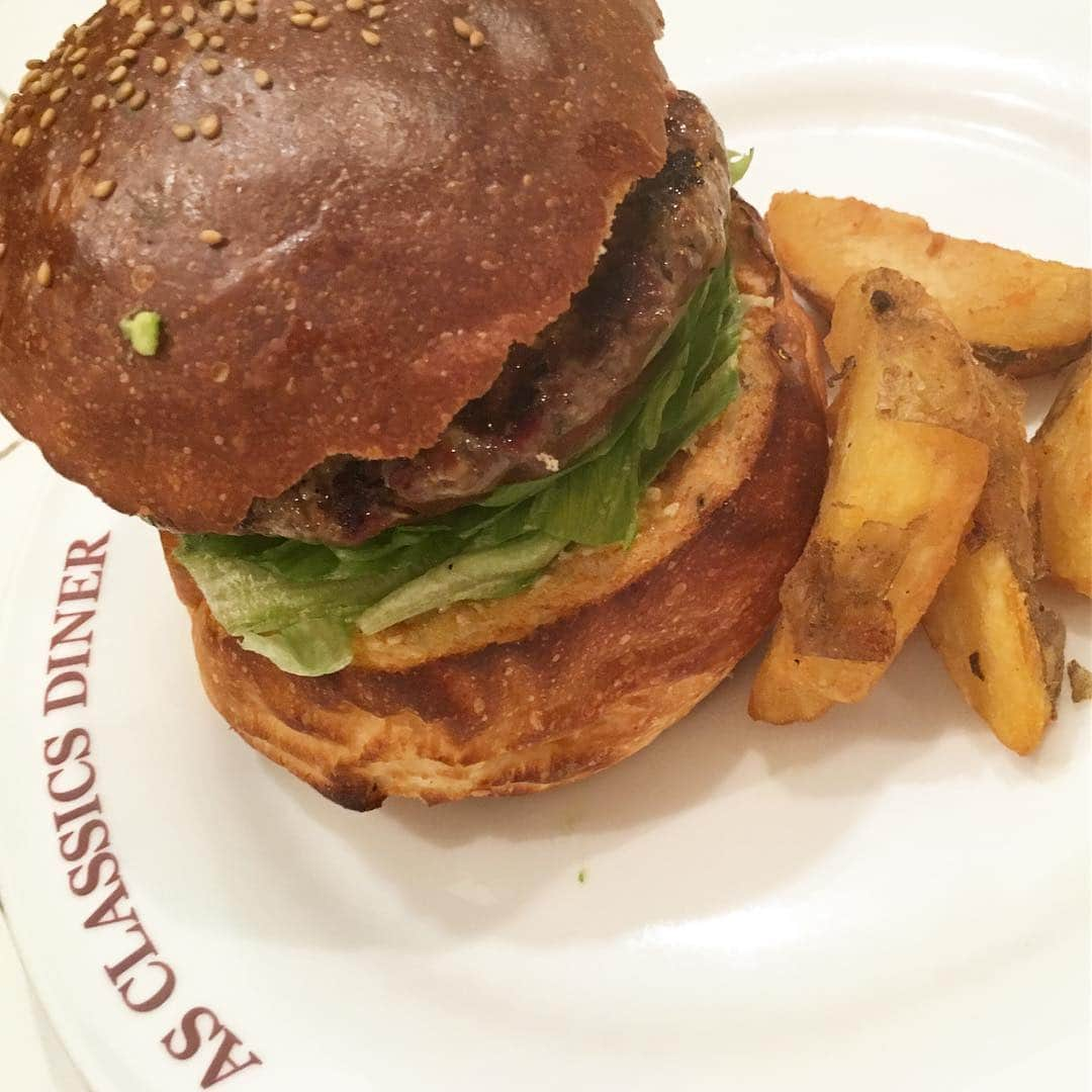 我謝レイラニさんのインスタグラム写真 - (我謝レイラニInstagram)「#2日連チャンのハンバーガー🍔 昨日は #asclassicsdiner の #ホットメキシカンバーガー 今日は #shakeshack の#シャックスタック を食べたよ(σ´∀｀)σ 本当はお代わりしたかったけど、カロリーもお財布にも良くないから我慢我慢o(｀ω´ )o あーあ、明日の夜ご飯もハンバーガーにしよーかなぁ🙄さすがに3日連チャンハンバーガーはよくないかなぁ(^_^;)笑 そしたらなに食べよ？ #バンズにアボカドがちょっとついてるの気になるな〜(´･_･`)笑」7月31日 23時26分 - leila___ni