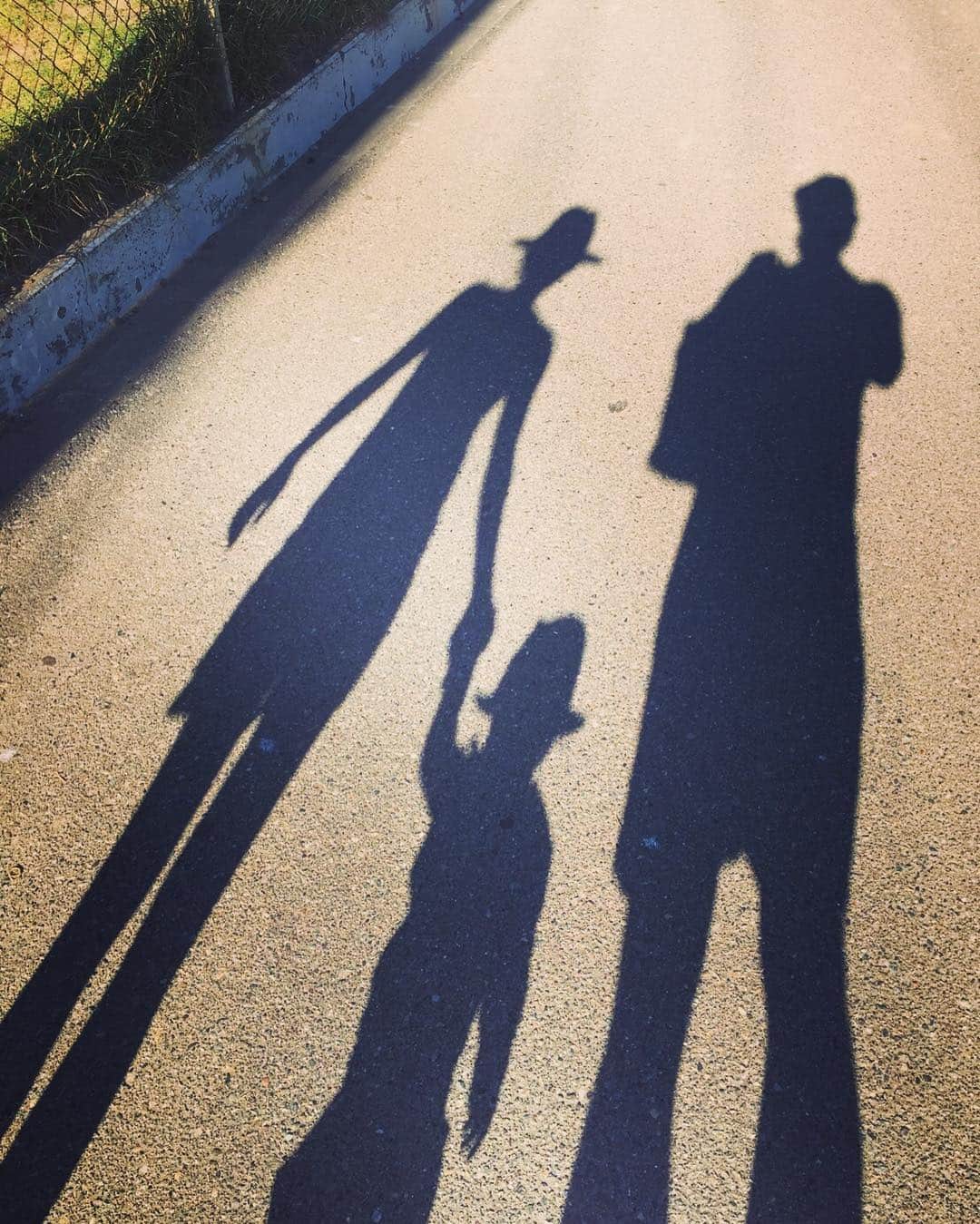 加織のインスタグラム：「夏の夕暮れがすき💛 家族いっしょの時間がだいすき👨‍👩‍👧💛 #love #family」