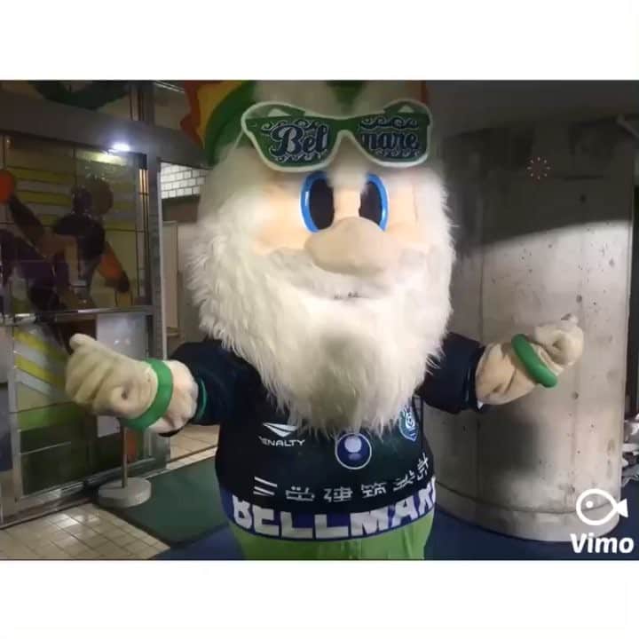 BELLMARE_styleのインスタグラム：「💙💚ファッションサングラス発売💚💙 . 湘南ベルマーレ×nunettesの#ファッショングラス が7月30日（土）川崎戦より販売開始しました♡ #キングベルⅠ世 もばっちり着用してますよ〜♩ ノリノリのキングベルⅠ世にも注目です！ . . #湘南ベルマーレ #ベルマーレ #ベルサポ  #ベルマーレスタイル #湘南ベルマーレ #ベルサポ  #ベルマーレスタイル #bellmare_style #ベルマーレのある生活」