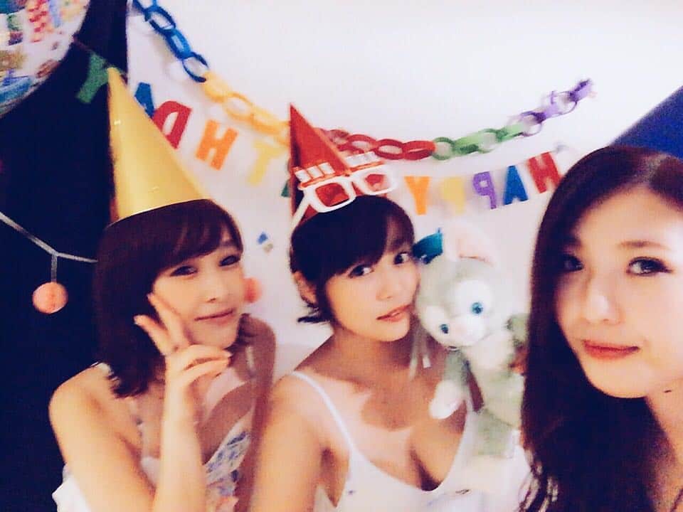 長嶋りあんのインスタグラム：「パーティ⚜ 楽しすぎたから言い夢見れそう！ ふたりともありがとう☺️そしてお祝いの言葉くれた方々もありがとうございます🌻幸せ物だ！  #20160731 #ジェラトーニ #部屋着 #人間に生まれてよかった😇」