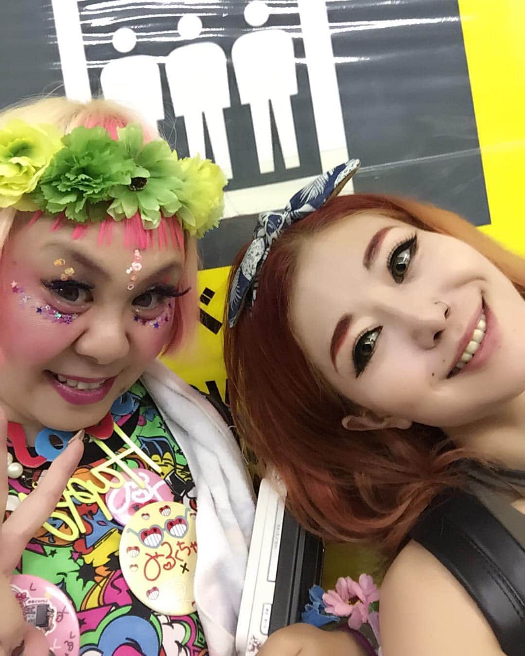 紅音ほたるのインスタグラム：「めっちゃ派手派手の可愛いレディとツーショット❤️ あたし地味なんじゃないか！？と思ったw」