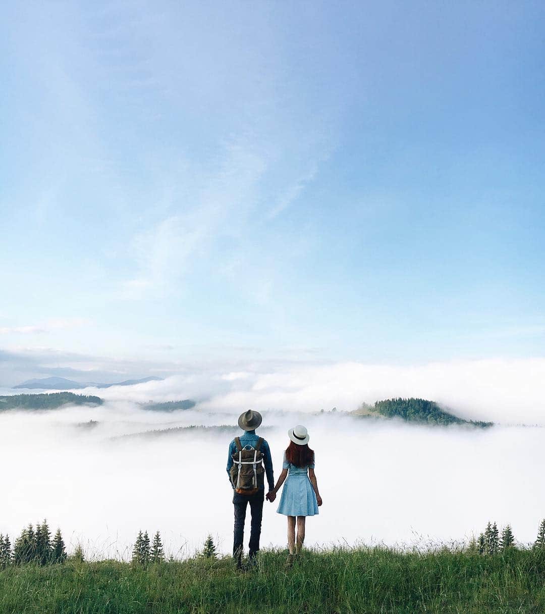 Anna Derzhanovskayaのインスタグラム：「Выше неба☁️#bukovel_instacamp_summer // За красивое платье и идеальную шляпу спасибо @dress_by_gospodinova💙」