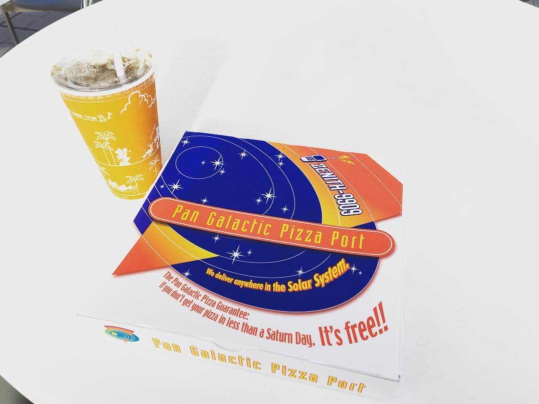 のインスタグラム：「宇宙No.ZENITH-9909🚀  DisnyLandのPizzaは絶品😋💕 箱がかわいい👅  #disnyland 🏰 #tomorrowland 🚀 #Pizza 🍕 #food 🍴」