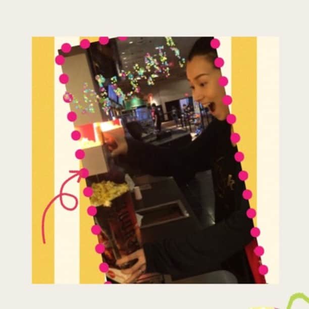 彩星りおんのインスタグラム：「You can put butter on popcorn as much as you want🍿😝 It's American style✨ Who cares about calories😜 映画館にて、ポップコーンにバターかけ放題❣️ さすがアメリカ〜😱 #movietheater #tarzan #nyc #sundayfunday #popcorn #withbutter  #映画館 #一度やってみたかったバターかけ放題 #恐ろしや」