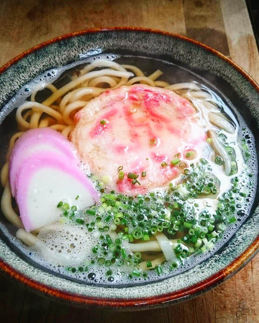 純手打ち?旦過うどんのインスタグラム：「本日８月１日は旦過市場のイベントで毎月１日にあります🌻 旦過うどんはしょうが天うどんです🍲 小倉かまぼことコラボでやっております 是非皆様食べに来てください🙇  오늘 8월 1일은 단과시장의 이벤트로 매월 1일에 있는□단과우동은 짊어지지만 하늘 우동입니다□오구라 어묵과 코라보로 하고 있는 부디 여러분 먹으러 와 주세요□  #旦過 #旦過うどん #旦過市場#tangaudon#likeforlike #likeforfollow #ちゃんぽん#そうめん #かき氷 #日本食 #和食#北九州#小倉北区 #小倉 #手打ち#手打ちうどん #うどん #焼きちゃんぽん#焼きうどん #魚町 #日本酒 #ざるうどん #ざるそば#おでん #そば #肉うどん #ごぼう天うどん#出汁#親子丼 #玉子丼  http://tangaudon.jimdo.com/ストアページ」