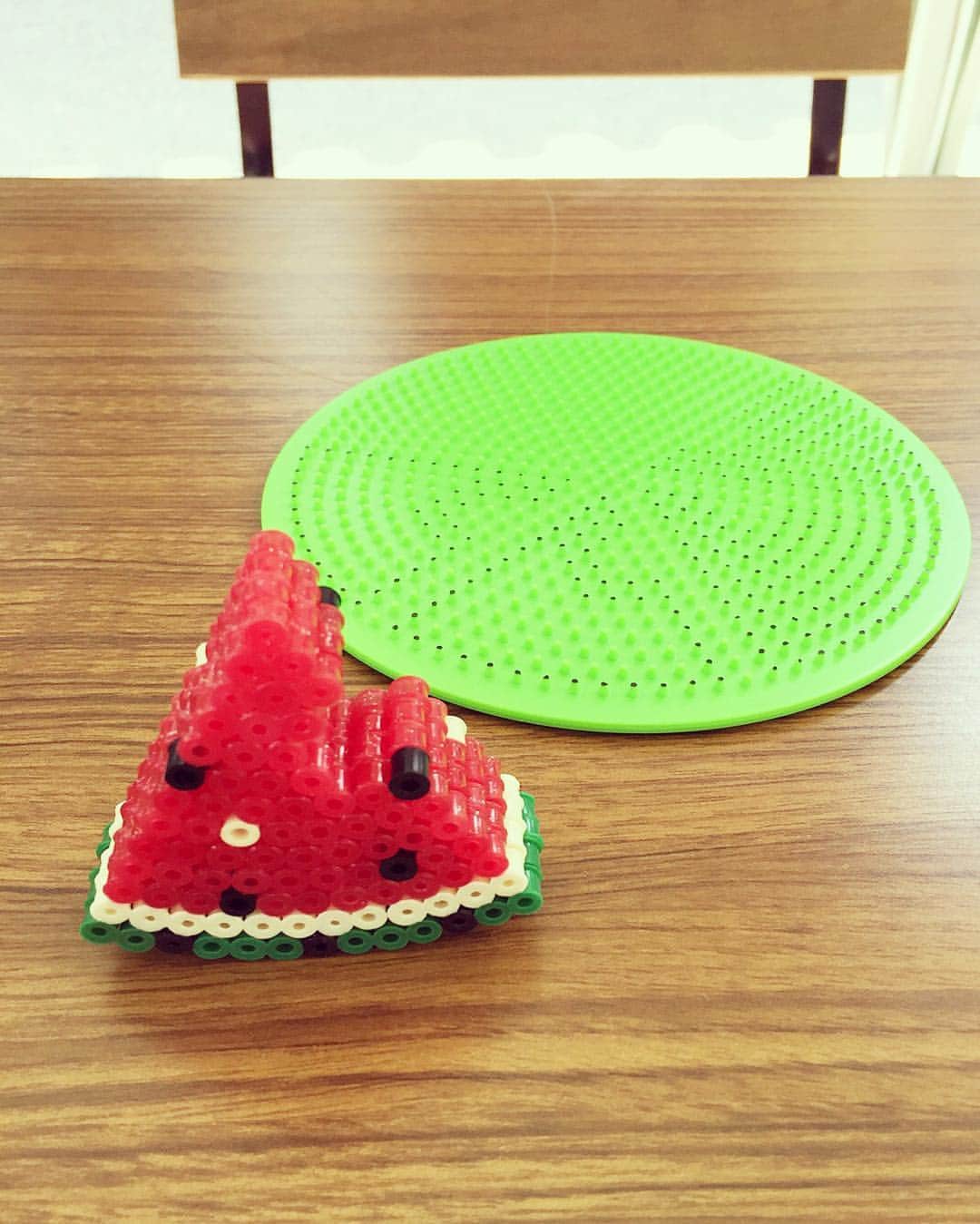 PerlerbeadsJP（パーラービーズ）さんのインスタグラム写真 - (PerlerbeadsJP（パーラービーズ）Instagram)「スイカ。  #パーラービーズ #おもちゃ #カラフル #楽しすぎる #対象年齢５歳以上 #スイカ #watermelon #丸プレートＬで作りました」8月1日 15時27分 - perlerbeads_jp
