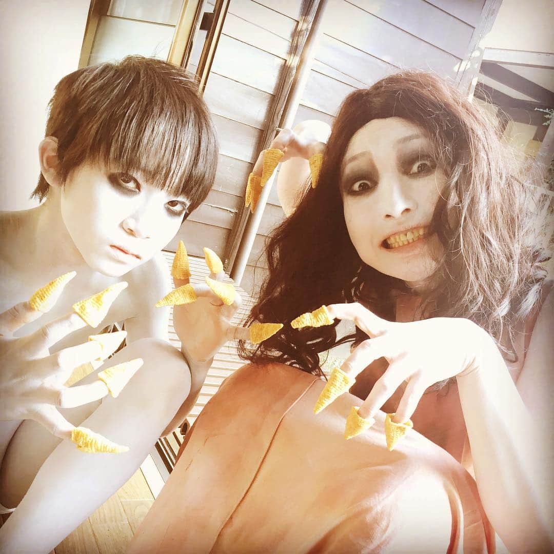 伽椰子と俊雄のほのぼの親子日記のインスタグラム：「あ゛あ゛あ゛あ゛あ゛（今日は映画の日❤️） #貞子vs伽椰子　#まだまだ絶賛上映中　#あ゛あ゛あ゛あ゛あ゛ #ニャー　#さだかや #sadakovskayako」
