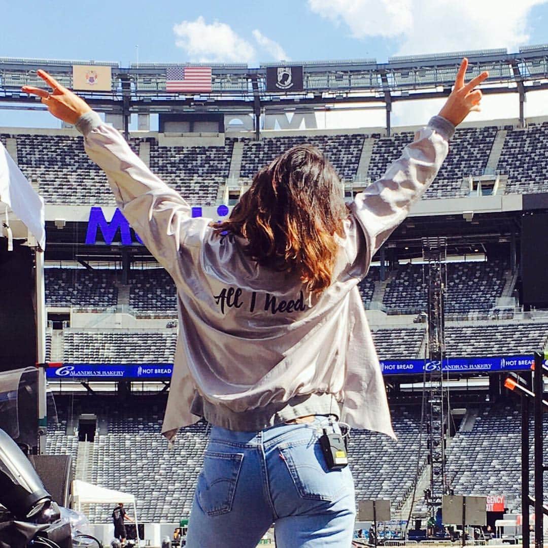アンティポディアムのインスタグラム：「Good morning! @iamfoxes in her custom 'All I Need' bomber ⭐️ #antipodiumsummer #london #monday」