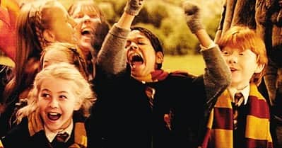 ジュリアン・ハフさんのインスタグラム写真 - (ジュリアン・ハフInstagram)「In honor of "Harry Potter and the Cursed Child" being released I thought I would share the fact that I picked Gryffindor, ate in the great hall, scurried back to our dormitory when the troll was loose and got to cheer along side Ron, Hagrid, Hermoine and Dean during Harry's first Quidditch match back in 2001!」8月2日 4時15分 - juleshough