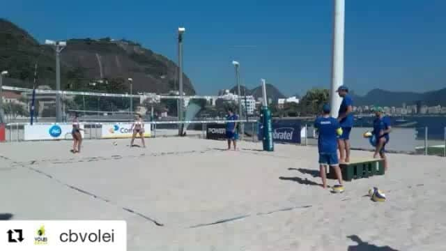 バーバラ・セイシャスのインスタグラム：「#Repost @cbvolei with @repostapp ・・・ @agathaebarbaraoficial treinando aqui no Centro de Capacitação Física do Exército, na Urca. Foco e trabalho pela melhor preparação. tá chegando!」