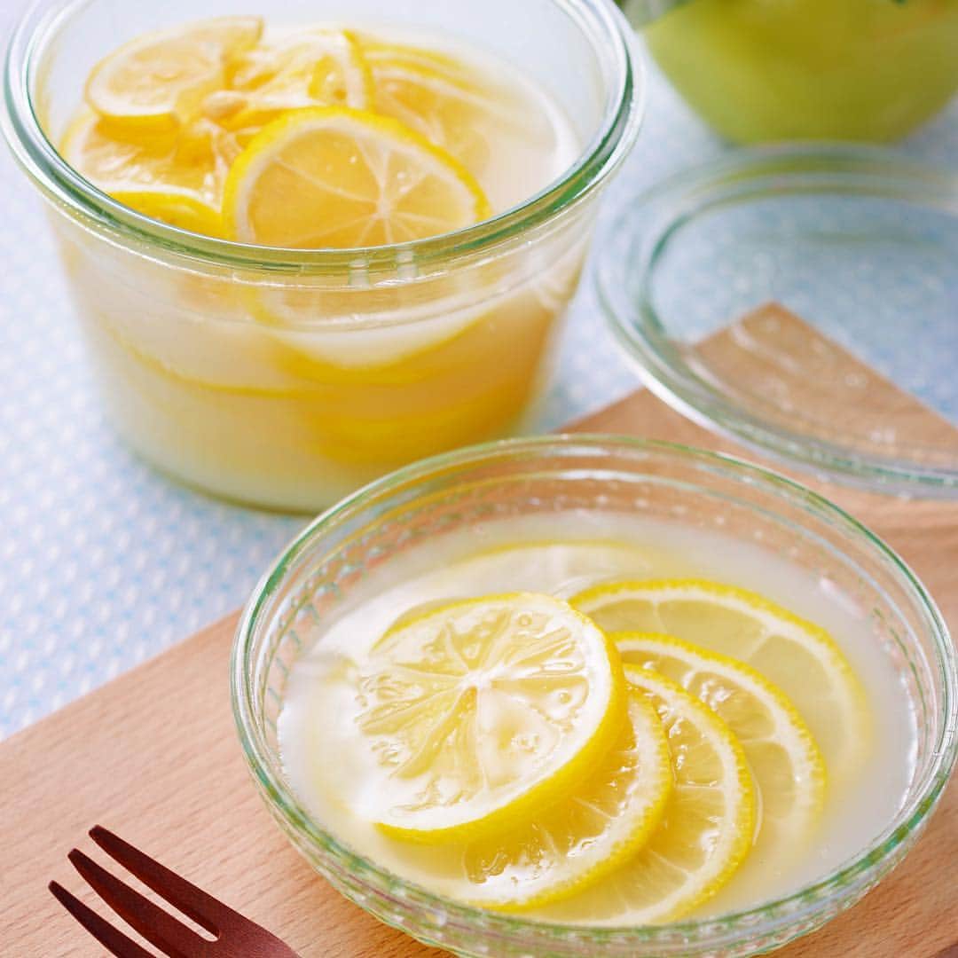 カルピス水玉通信のインスタグラム：「☆ #レモンのカルピス漬け ☆ 「カルピス」の甘みで、 いろいろ使えるレモン漬けです。 「カルピス」 大さじ10（150ml） レモン 2個 グラニュー糖 大さじ6  #カルピス #レシピ #レモン #レモン漬け #夏デザート」