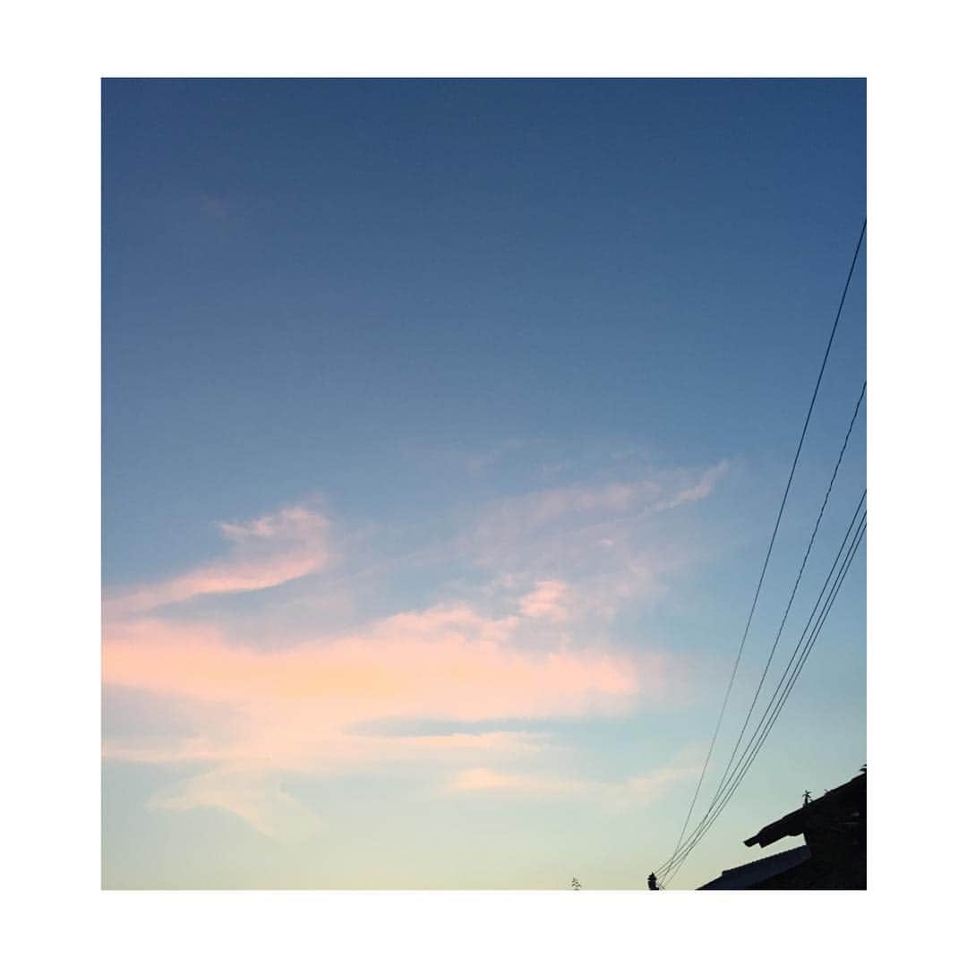 yukiss27のインスタグラム：「・ 夏の夕暮れどきのお散歩って なんでこんなに幸せになるんだろう！ 💓 💓 💓 ・ いつもありがとうね、 の気持ちでいっぱいに。 ・ 一週間また今日からがんばろ〜〜💪🏼💕 ・ #マジックアワー  #nofilter」