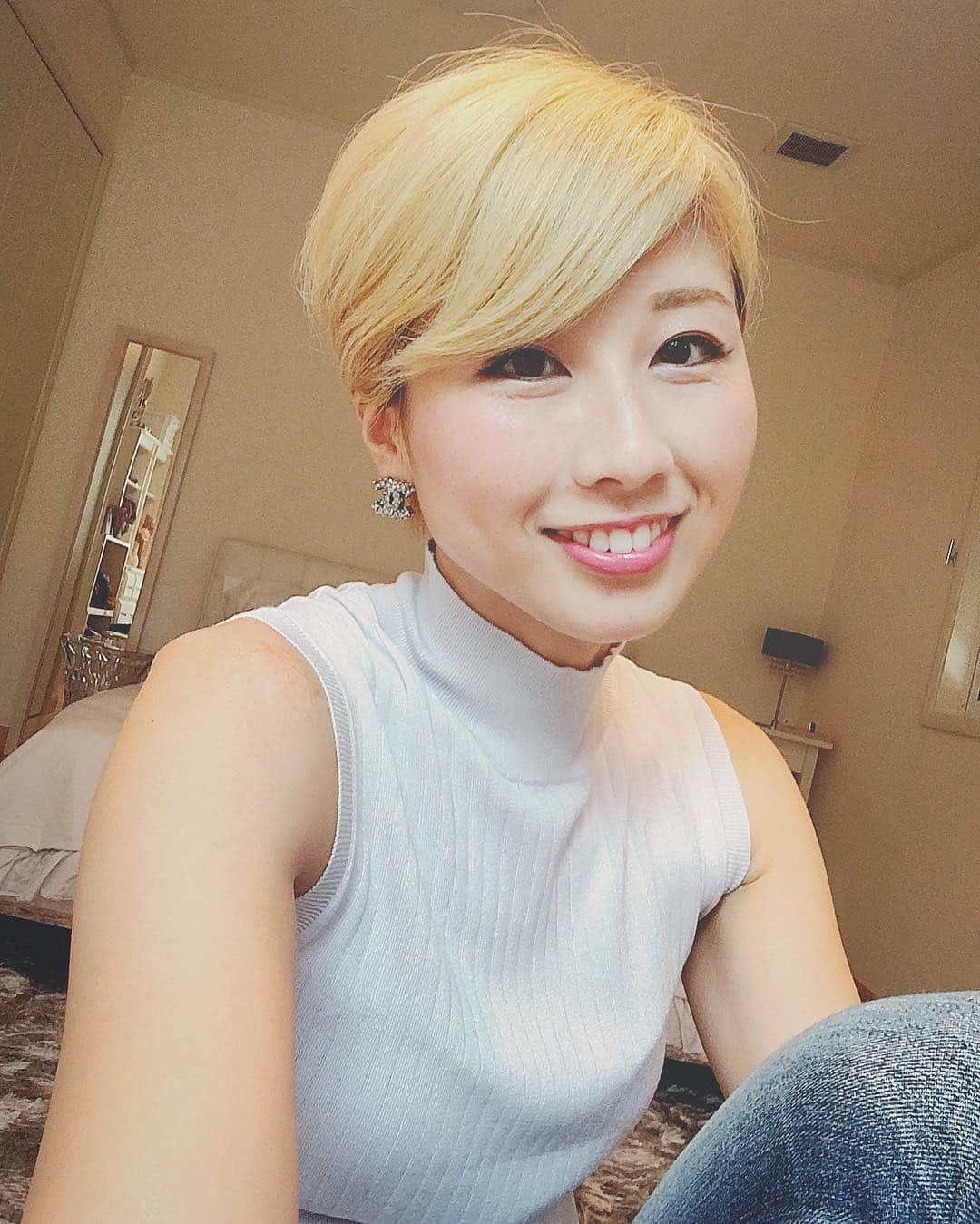 吉田ちかさんのインスタグラム写真 - (吉田ちかInstagram)「I've finally gone completely blonde! It's something I've always wanted to try :p とうとうリアル金髪にしてしまいました！一度はやってみたかったのでw  #やらないと気が済まない #化粧取るとただのヤンキー #化粧しててもただのヤンキー？ #今なら地毛でジャスティンできる #ジャスティン金髪じゃないんだけどねw  #yolo #youonlyliveonce #人生は一度きり #黒髪の方が似合うとかはもう言わないでくださいw #itsmyhair #letchikalive #hair #blonde #shorthair #style」8月2日 14時01分 - bilingirl_chika