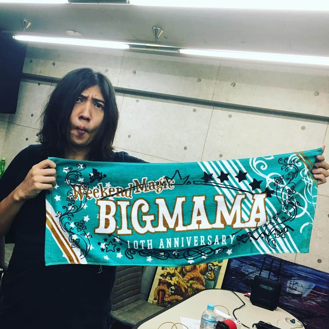 BIGMAMAさんのインスタグラム写真 - (BIGMAMAInstagram)「今週末8/6(土) ROCK IN JAPAN FESTIVAL 2016より販売の新作タオルです！ 新曲Weekend Magicをイメージした可愛らしいデザイン。 他にも新作アイテム多数あります！  BIGMAMAはLAKE STAGEに14:00-14:40 出演ですのでぜひ見に来てください！  #BIGMAMA #Rockinjapanfes2016 #WeekendMagic #タオル #ヤッシーの顔」8月2日 14時20分 - bigmama_jp