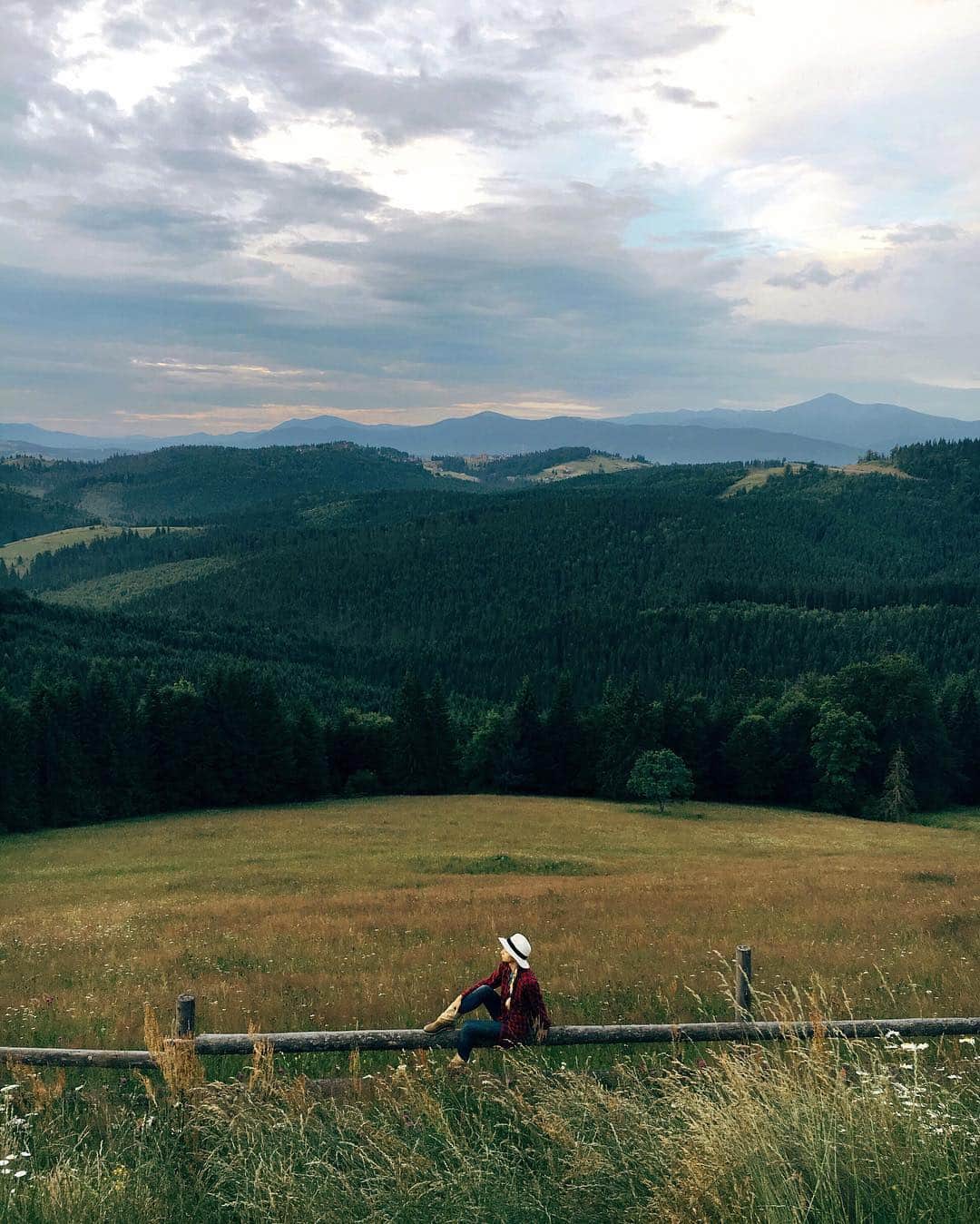 Anna Derzhanovskayaのインスタグラム：「Встать в 4:30 утра, а уже через час быть на самых красивых и таких родных горах. Наши рассветы❤️ #meizupro6 @citrus_ua #bukovel_instacamp_summer」