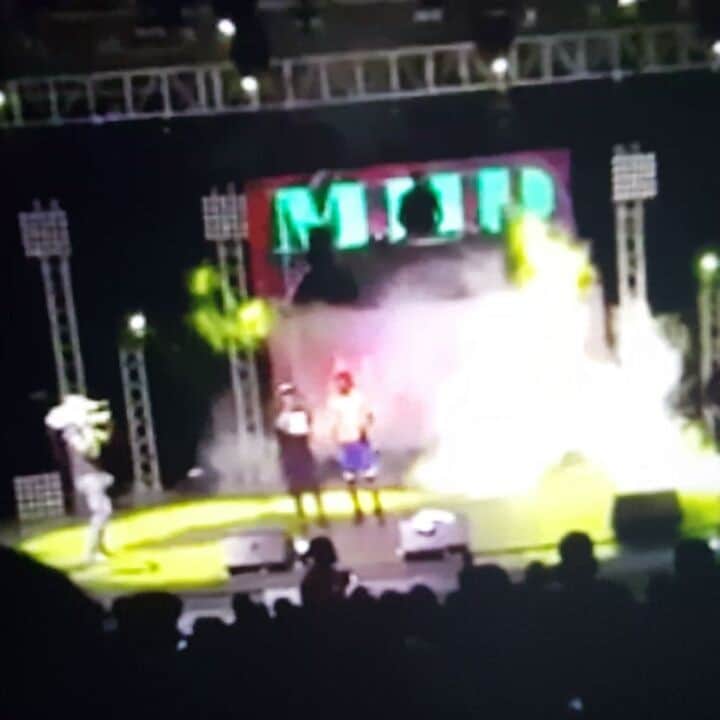 マックス・グラデルのインスタグラム：「@mhdofficiel paw paw compteur bloqué vraiment merci #mhd fierté d'Afrique #cotedivoire public incroyable c'est l'Afrique 😎😎😎😎😎😎😎😎」