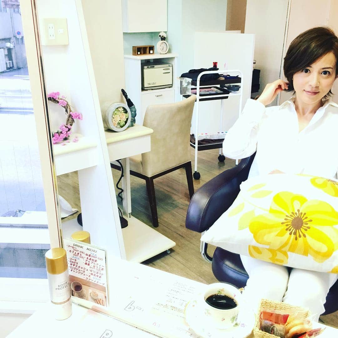 木内晶子さんのインスタグラム写真 - (木内晶子Instagram)「今日のヘアアレンジ #美容院  #アンヴォーグ #高松市瓦町にある #隠れ家的#サロン #美容師さんと #対談してる #youtube #見てね」8月2日 18時32分 - akiko0902kinouchi