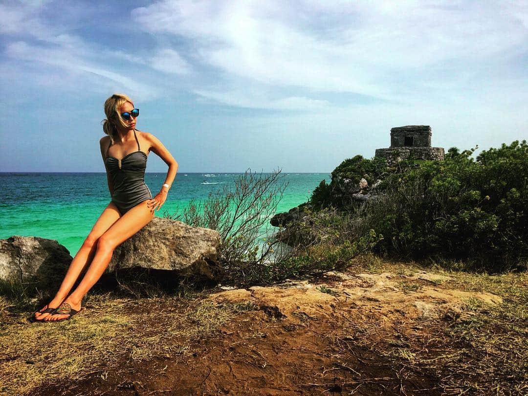エリイ のインスタグラム：「水着で遺跡シリーズ🏝❣🌵 #トゥルム遺跡 #tulum #tulumruins  #mayanpalace  #水着がブカブカ😂 #灰色が1番好き！」