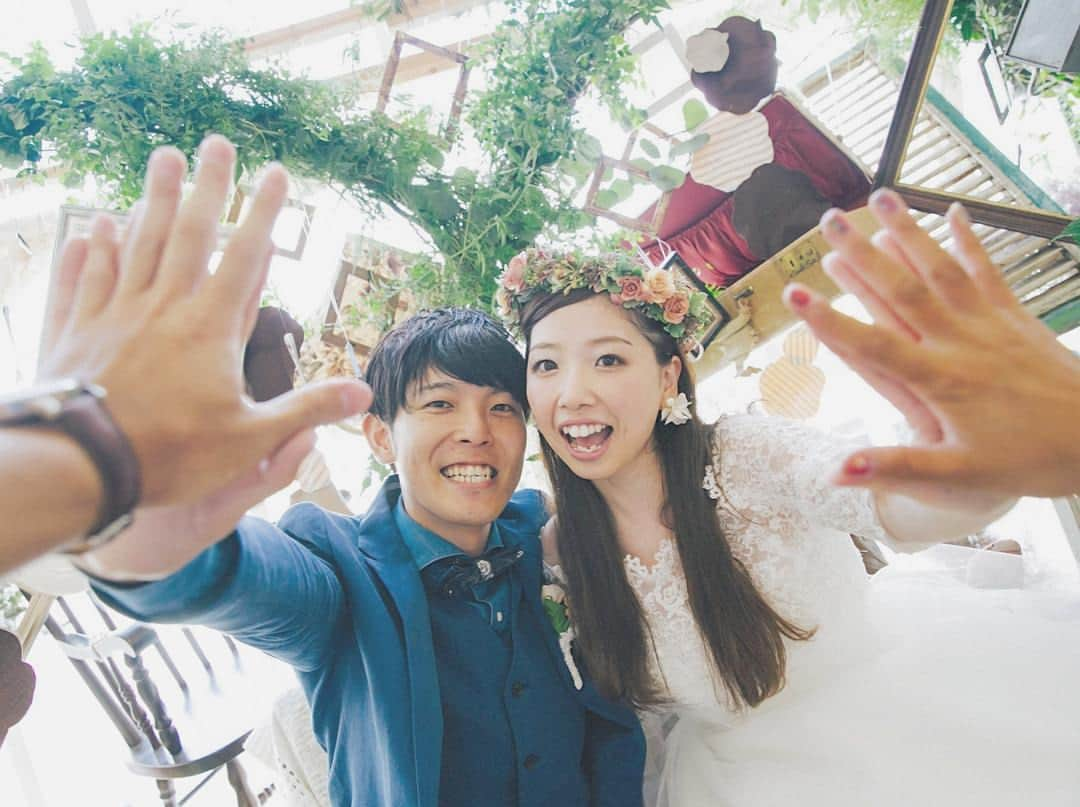 touch_weddingramのインスタグラム：「カメラマンさんの手とtouch🙌💓 . 先週末が2回目の結婚記念日でした！！ . 結婚＆マイホーム購入から2年、結婚式をしてから1年経ちましたが、今までの人生で間違いなく1番濃厚であっという間に過ぎました . 結婚式後はほとんど大きなケンカをしなくなり、結婚前よりも「幸せだな」と思える瞬間が増えました☺️旦那さんに感謝です。(ウェディングアカウントなので、ここでだけこっそり本音ポロリ♡) . 他の花嫁さんの写真も幸せが溢れてて、見てるだけで幸せをおすそ分けしてもらってます💓💓 . 今度からは少しですが、Tokyo Design Weekというイベントで誰でも参加できる結婚式に出演させてもらった時の写真をUPします🙌 . #weddingtbt #花冠 #ウェディングフォト #オリジナルウエディング #カジュアルウエディング #ナチュラルウエディング #会場装飾 #結婚式 #結婚 #ウエディングレポ #結婚式レポ #結婚式小物 #結婚式準備 #卒花 #結婚式会場」