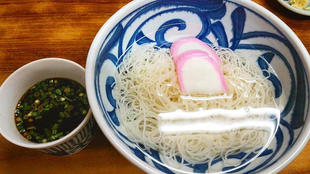 純手打ち?旦過うどんのインスタグラム：「猛暑が続いておりますが、皆様 熱中症 お気をつけて下さい☀️ 食欲が、ない時は そうめん ざるうどん、ざるそばは、いかがでしょうか？ ダイエットにも最適です🌻 新しいフワフワ かき氷も試作中です🍧 是非、よろしくお願いします🙇🏻 무더위가 계속 되고 있습니다만, 여러분 열사병조심해 주세요□□식욕이, 없을 때는 소면 바구니 우동, 메밀국수는, 어떻습니까? 다이어트에도 최적입니다□새로운 후와후와나 나무얼음도 시작중입니다□부디, 잘 부탁드립니다  酷暑正继续,在热衷症请注意,各位没有□□食欲的时候挂面叵箩乌冬面,笊篱荞麦面怎么样？ 也对减肥最合适的□新的松软的刨冰正试制的□是非,请多关照  #旦過 #旦過うどん #旦過市場#tangaudon##likeforfollow #小倉名物#ちゃんぽん#そうめん #かき氷 #日本食 #和食#北九州#小倉北区 #小倉 #手打ち#手打ちうどん #うどん #焼きちゃんぽん#焼きうどん #魚町 #日本酒 #ざるうどん #ざるそば#おでん #そば #肉うどん #ごぼう天うどん#出汁#親子丼 #玉子丼  http://tangaudon.jimdo.com/ストアページ」