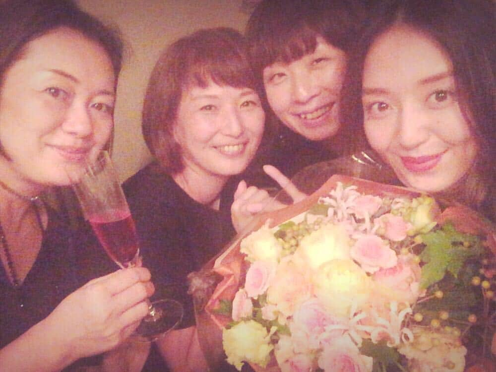 松島花さんのインスタグラム写真 - (松島花Instagram)「: ハナラー会😘😘😘😘 大好きなママ３人に一足早いBDを してもらいました🎂🍴🍷✨ いつもありがとう❤️ 大島さんもHBD👏🏻🎉🎀 #ハナラー会 #３人のママ #幸せな時間 #hbd #85 #730 #dinner #love #thanks」8月3日 0時17分 - hana_matsushima_official