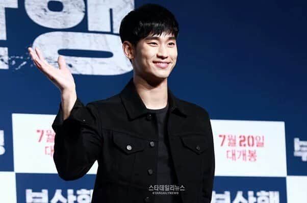 キム・スヒョンのインスタグラム：「http://www.soompi.com/2016/08/02/kim-soo-hyun-proves-immense-popularity-in-china-with-cf-deals/ Kim Soo Hyun Proves Immense Popularity In China With CF Deals  choralee August 2, 2016  Actor Kim Soo Hyun was recently named the number one “New Hallyu Star,” according to an episode of tvN’s “The List.” Kim Soo Hyun rose in popularity three years ago through the drama “My Love From Another Star,” where he played the alien character Do Min Joon. The drama became extremely popular in China, with one Chinese video site setting a record with 20 billion views.  Kim Soo Hyun’s popularity in China is immense. Including ticket scalping, the ticket prices for the actor’s Chinese fan meeting were 350 million won (approximately $320,000). There have been cases where 600 fans followed him around, and some people even received warnings from bodyguards. According to the report, Kim Soo Hyun earned 20 million won (approximately $18,000) per commercial in China. He has currently filmed 35 so far.  The second and third actors on tvN’s list were Park Shin Hye and Girls’ Generation’s YoonA, with Lee Joon Gi at fourth place.  #KimSooHyun #KSH #김수현 #金秀贤 #金秀賢 #キムスヒョン #soohyun_k216 #Real #리얼 #filmreal #JangTaeYoung」