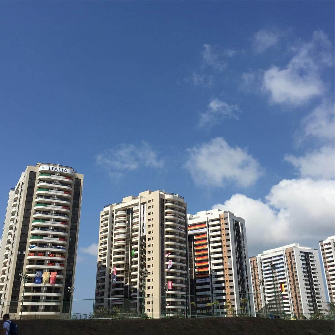 シュテフェン・ダイブラーのインスタグラム：「Das olympische Dorf mit unserem Haus! Riesig und beeindruckend alles hier. 🇩🇪🇧🇷#rio2016」