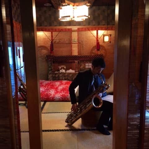 谷中敦さんのインスタグラム写真 - (谷中敦Instagram)「さよならホテル写真館。 お座敷バリトンの図。 [撮影 横山健]」8月3日 11時27分 - a.yanaka