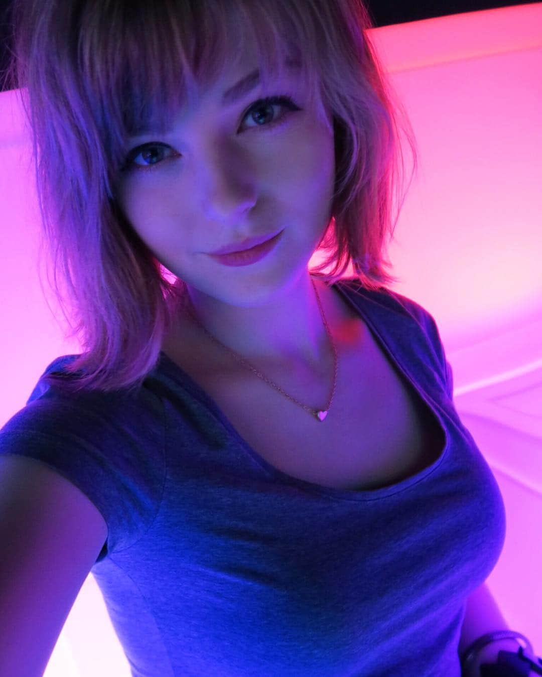Ella Freyaのインスタグラム：「Let's go and never look back.」