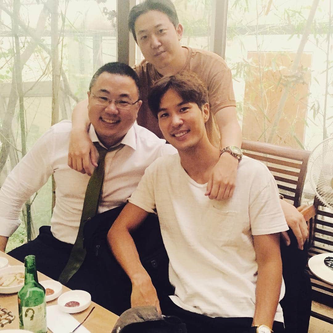 キム・ジソクのインスタグラム：「삼형제 고기 회동.  낳아주셔서 감사합니다.  형제맞아요? 이제 이런 반응은 식상함🤘」