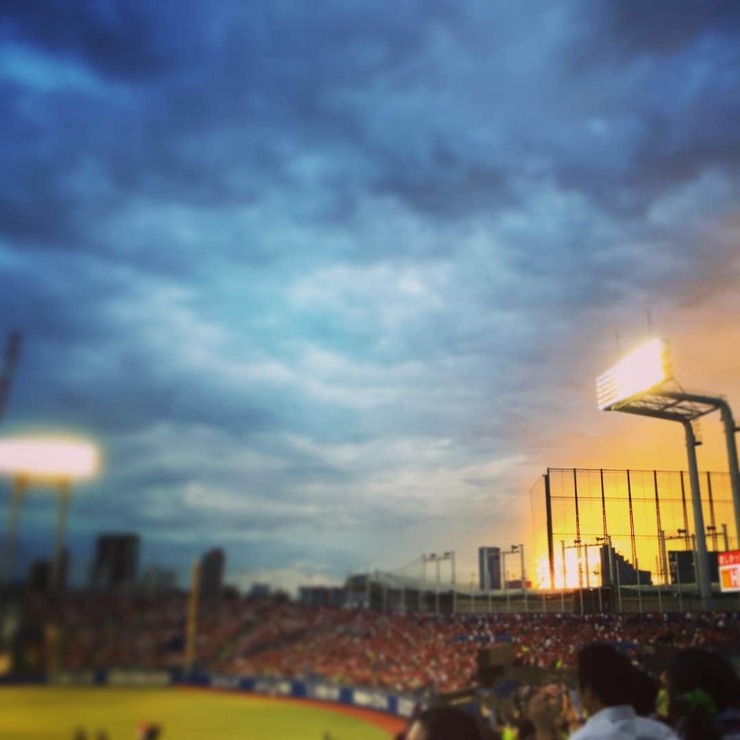 坂東亀三郎さんのインスタグラム写真 - (坂東亀三郎Instagram)「#swa_time #スワローズはいいぞ #神宮球場夕焼けコレクション2016 神宮球場の夕焼けって本当に素敵ングですよね、倅マンも綺麗って。」8月3日 20時15分 - otowayabando